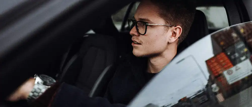 Junger Mann f&auml;hrt Auto